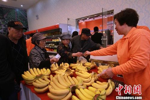 資料圖：市民選購水果。<a target='_blank' href='http://www.chinanews.com/'>中新社</a>記者 張道正 攝